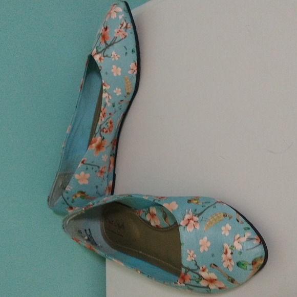 Gorgeous Floral Pointed-Toe Flats - Picture 3 of 3